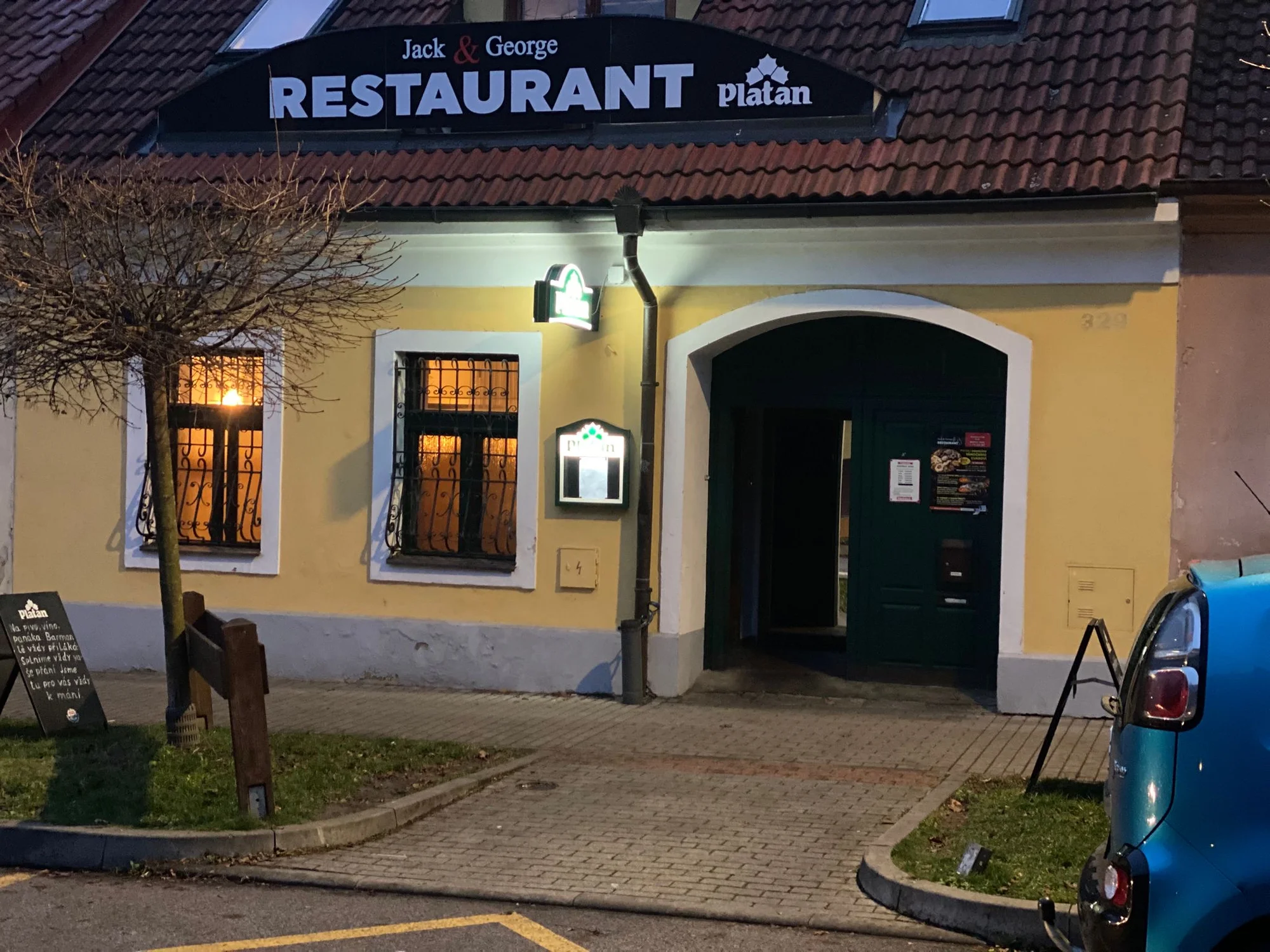 400 g tataráčku z mladého býčka Aberdeen angus red a zlatavé topinky