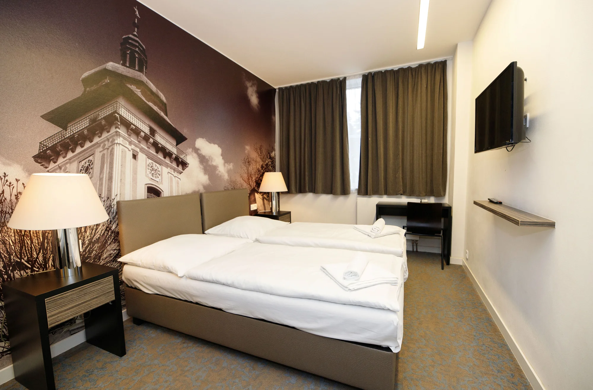 Benátky nad Jizerou: hotel nedaleko zámku, snídaně i možnost tříchodové večeře