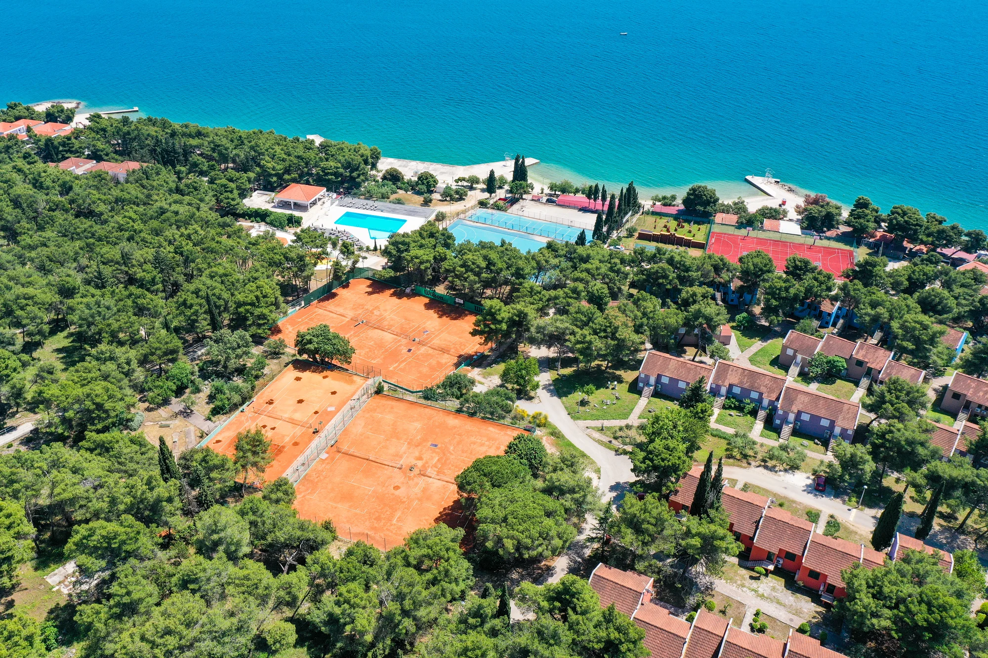 Pohoda a klid na Jadranu: rodinné apartmány kousek od pláže, bazény, animace