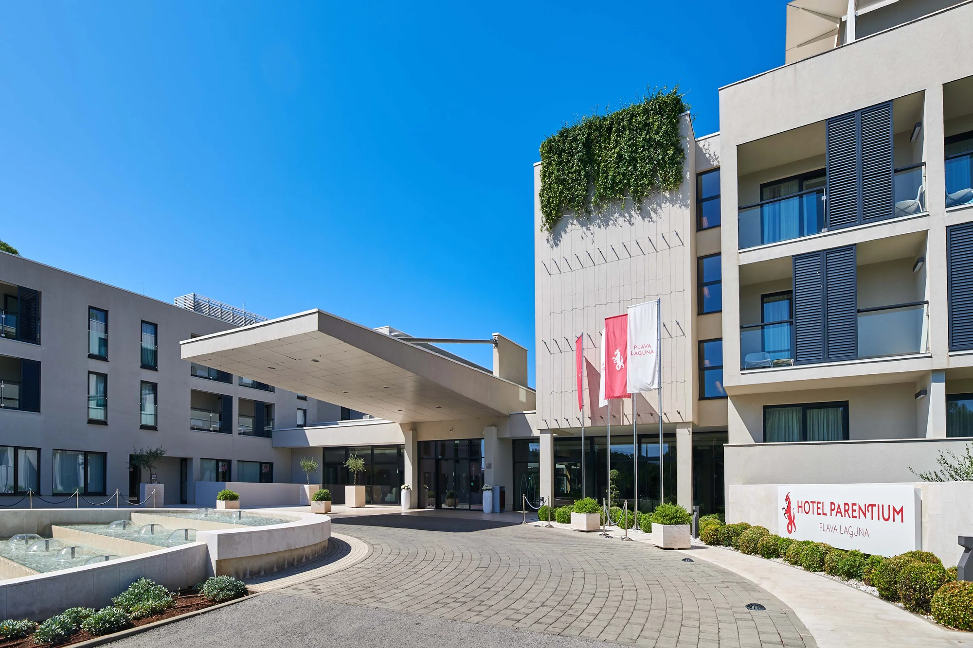 Moderní hotel v chorvatské Poreči: přímo u pláže, s polopenzí a wellness