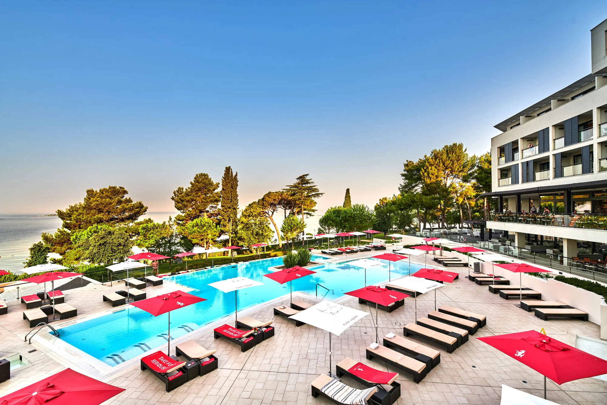 Moderní hotel v chorvatské Poreči: přímo u pláže, s polopenzí a wellness