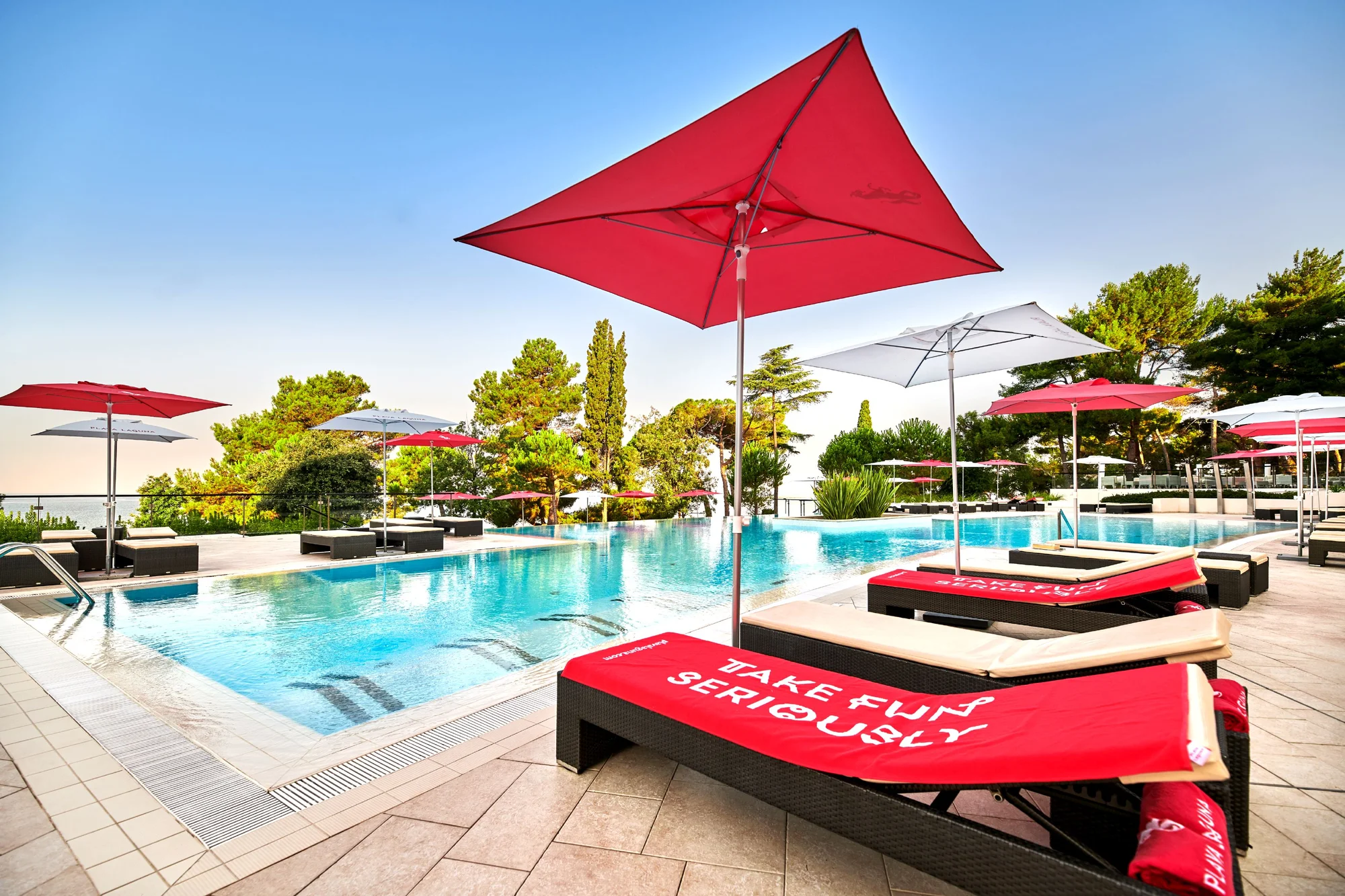 Moderní hotel v chorvatské Poreči: přímo u pláže, s polopenzí a wellness