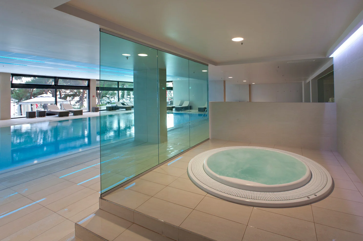 Moderní hotel v chorvatské Poreči: přímo u pláže, s polopenzí a wellness