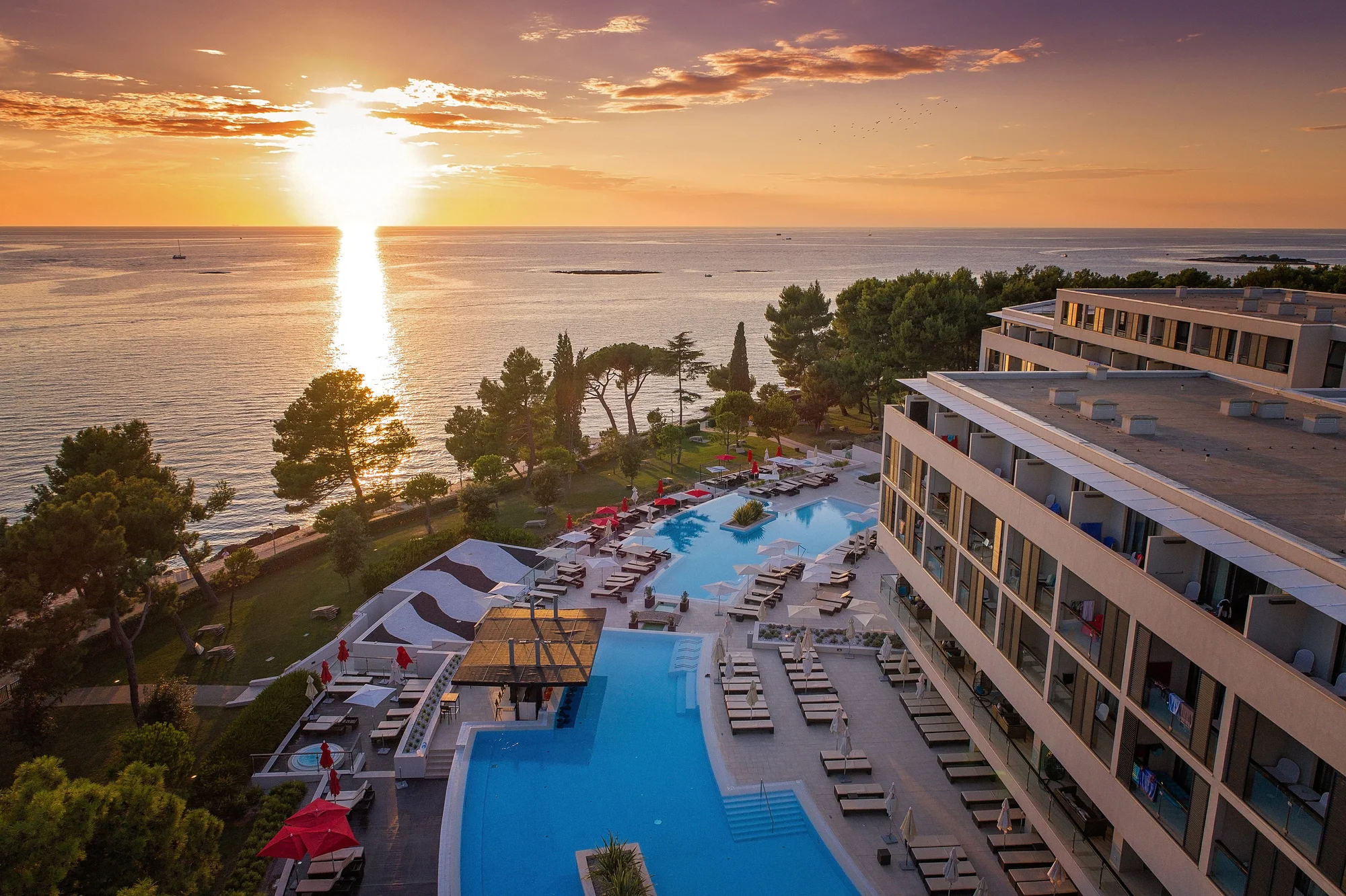 Moderní hotel v chorvatské Poreči: přímo u pláže, s polopenzí a wellness