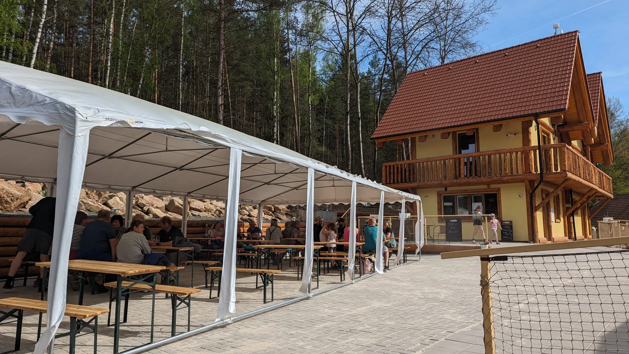 Pobyt v kempové chatce v západních Čechách až pro 4 osoby i se snídaní