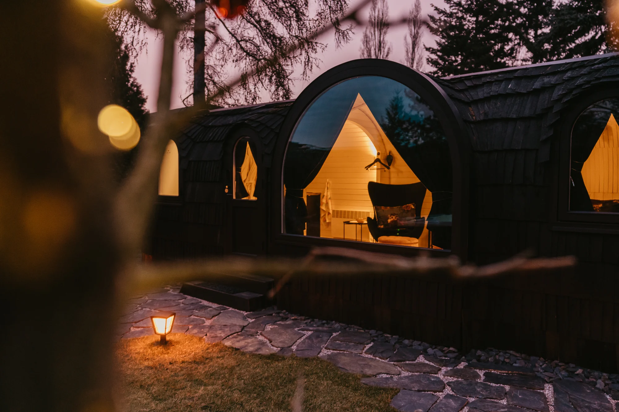 Designové iglú u Plumlovské přehrady: privátní vířivka, sauna a masážní křeslo