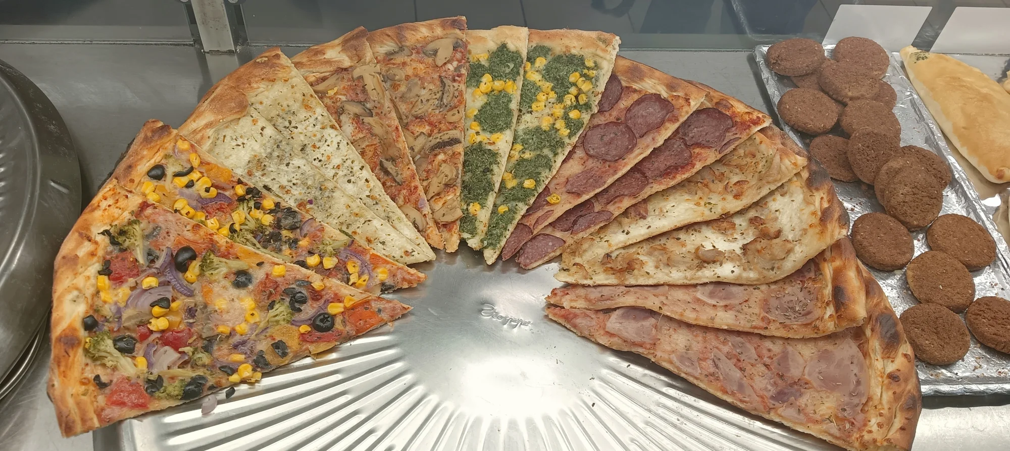Jeden či osm kousků pizzy dle výběru i smažený sýr v bulce s tatarkou