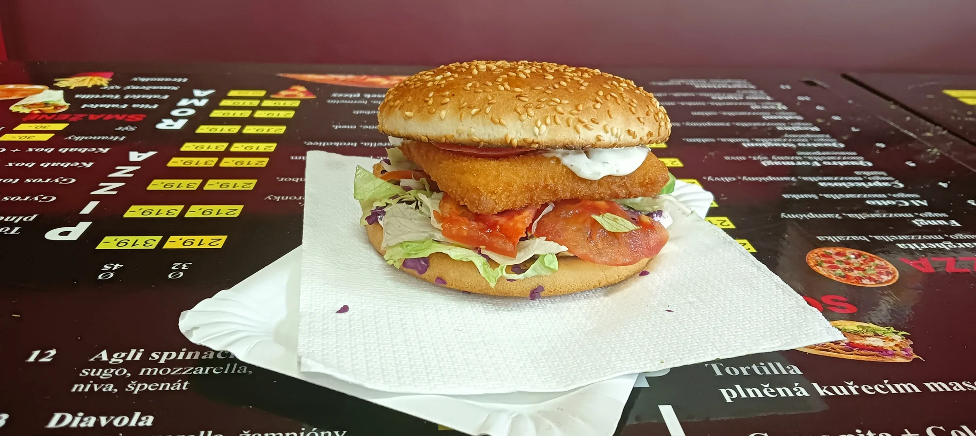 Jeden či osm kousků pizzy dle výběru i smažený sýr v bulce s tatarkou