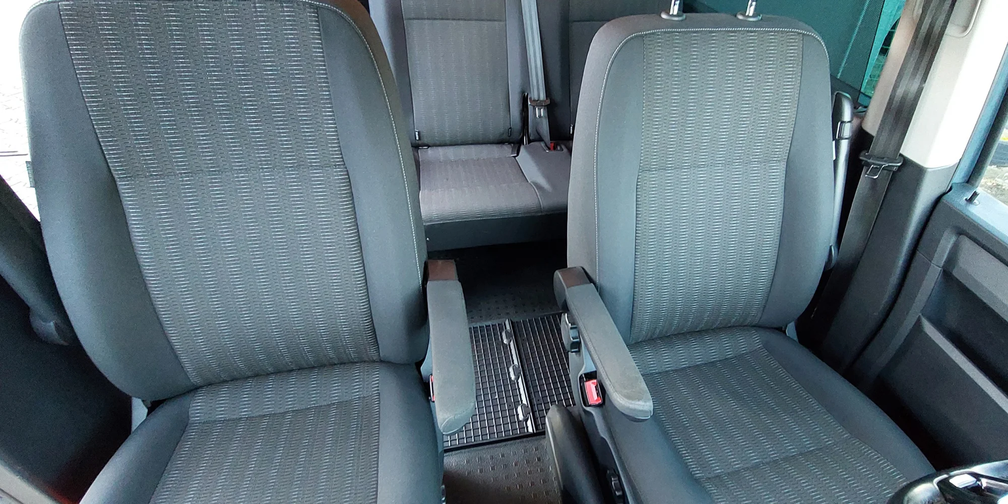 Čištění interiéru aut i s tepováním sedaček či dezinfekcí ozonem