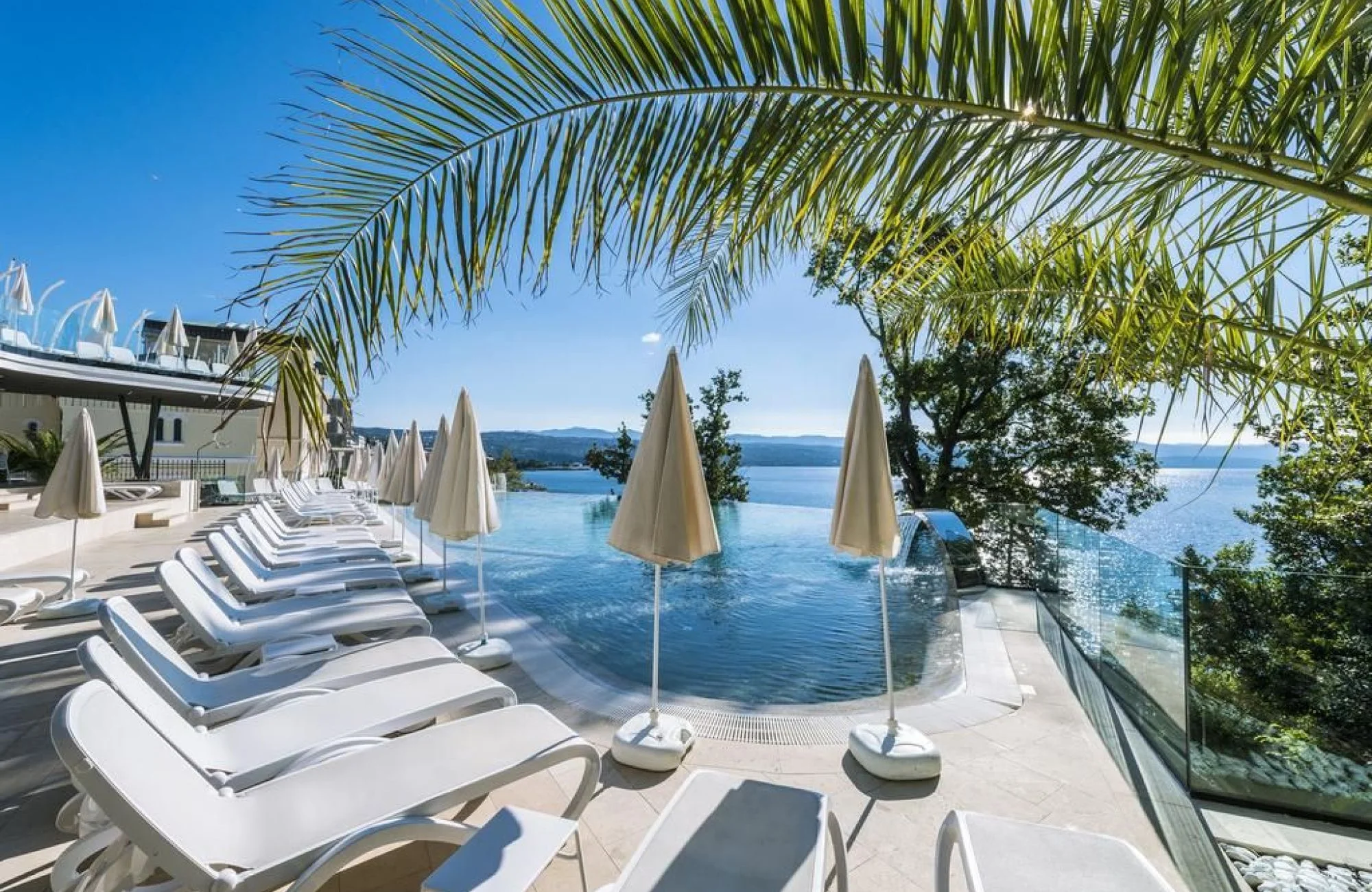 Luxusní dovolená v Chorvatsku: 4* hotel na promenádě Opatija, polopenze, infinity bazén