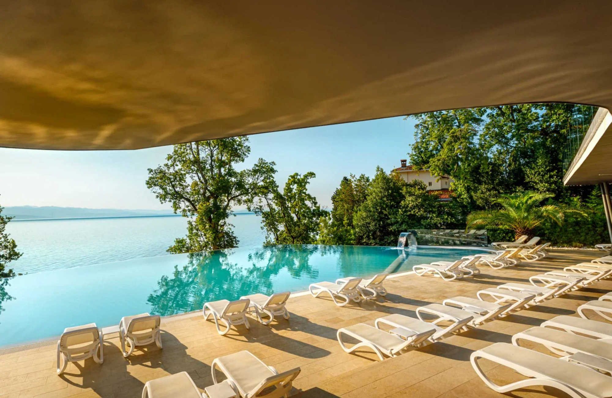 Luxusní dovolená v Chorvatsku: 4* hotel na promenádě Opatija, polopenze, infinity bazén