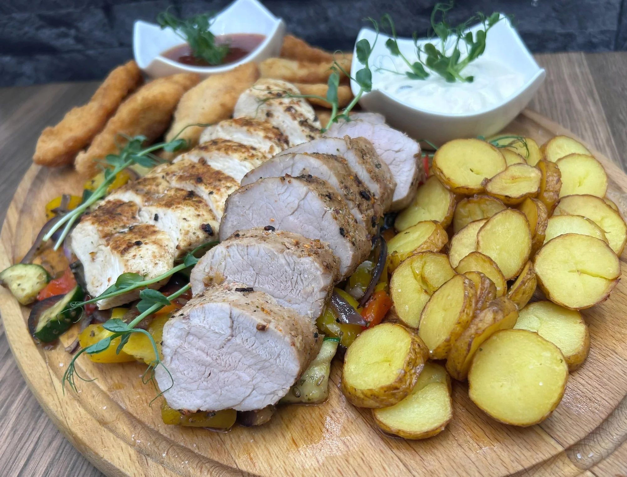 Prkno plné masa včetně příloh i omáček v nádherné restauraci Nábřežní terasy