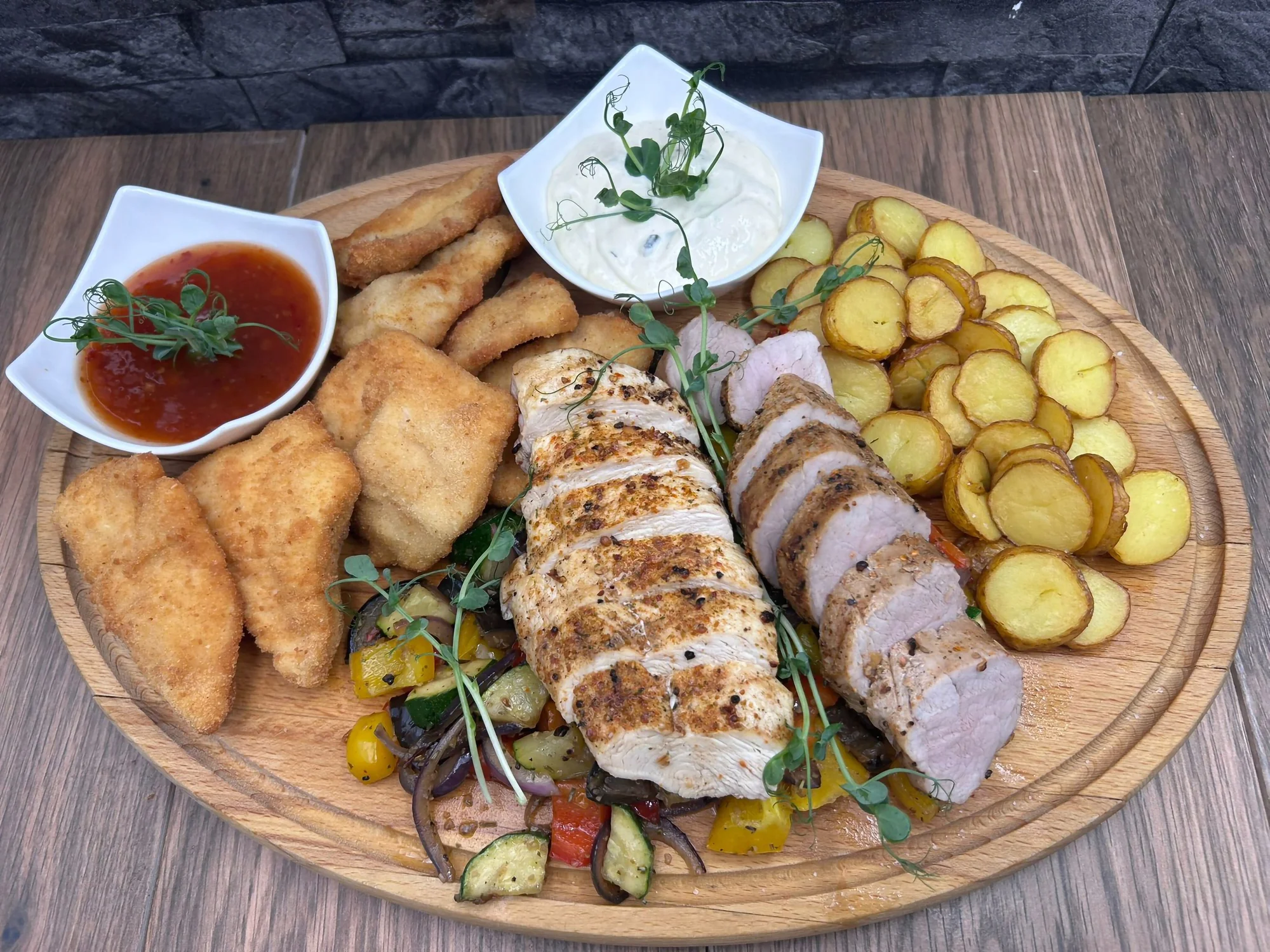Prkno plné masa včetně příloh i omáček v nádherné restauraci Nábřežní terasy