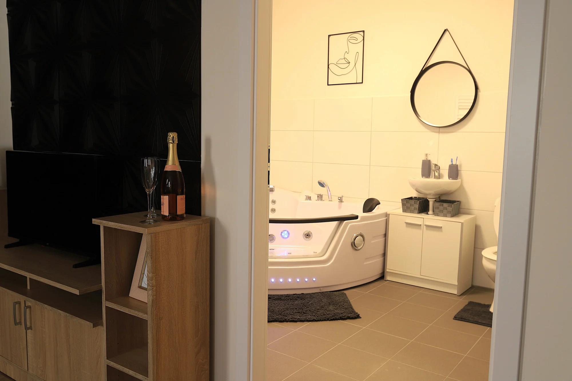Romantika na jižní Moravě: moderní pokoje s vlastní vířivkou, bazén a sauna