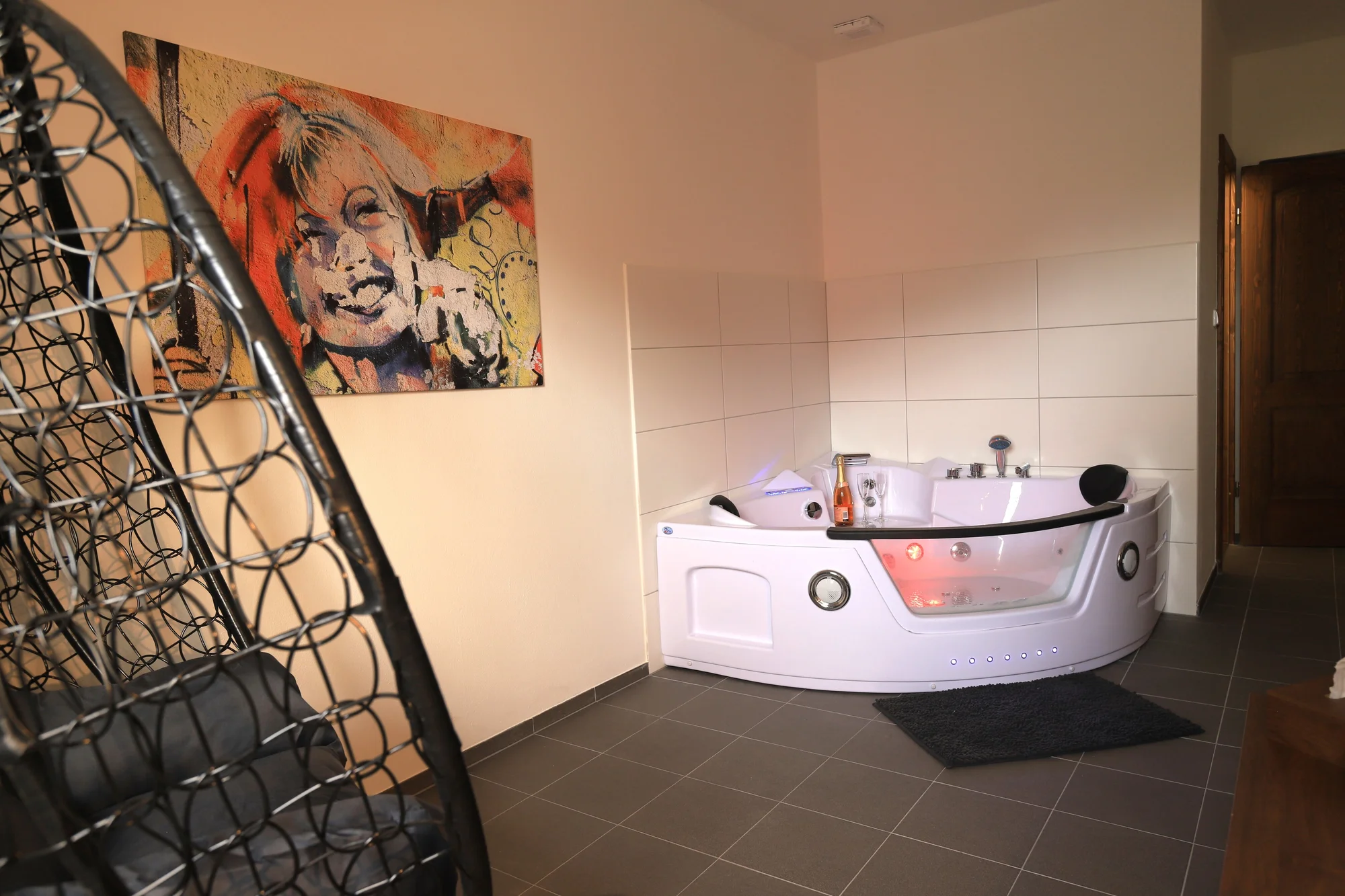 Romantika na jižní Moravě: moderní pokoje s vlastní vířivkou, bazén a sauna