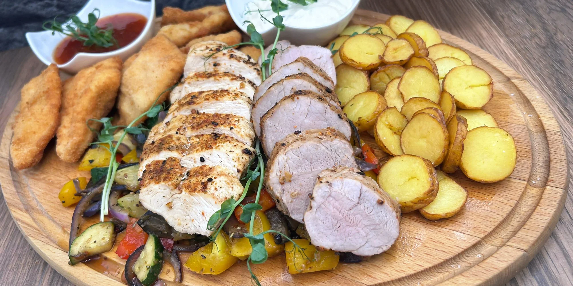 Prkno plné masa včetně příloh i omáček v nádherné restauraci Nábřežní terasy