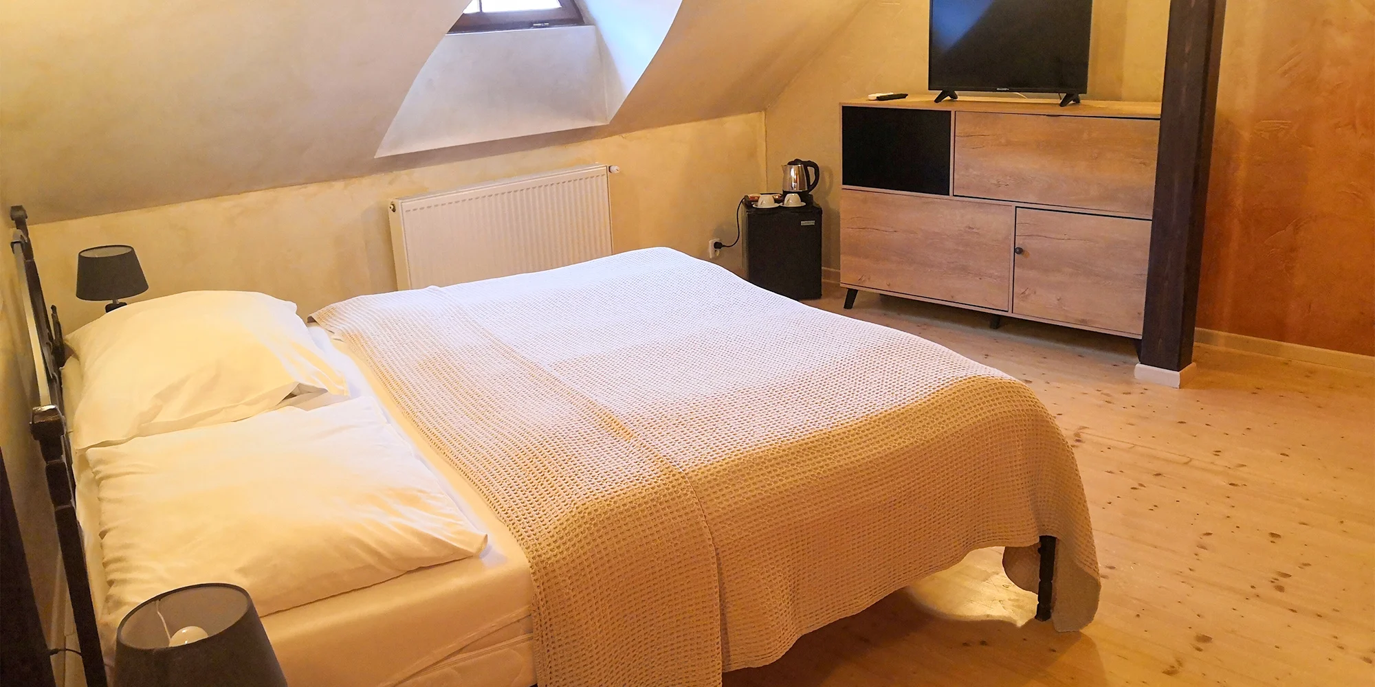 Pobyt v srdci Mikulova v Boutique hotelu Templ: snídaně, degustační menu s vinným párováním i noc zdarma