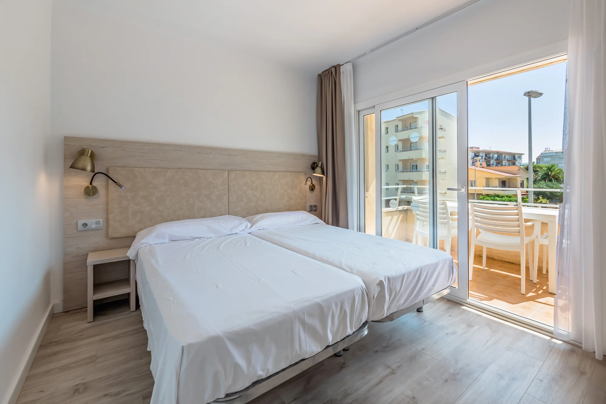 Dovolená ve Španělsku: vybavené apartmány kousek od pláže, vlastní doprava