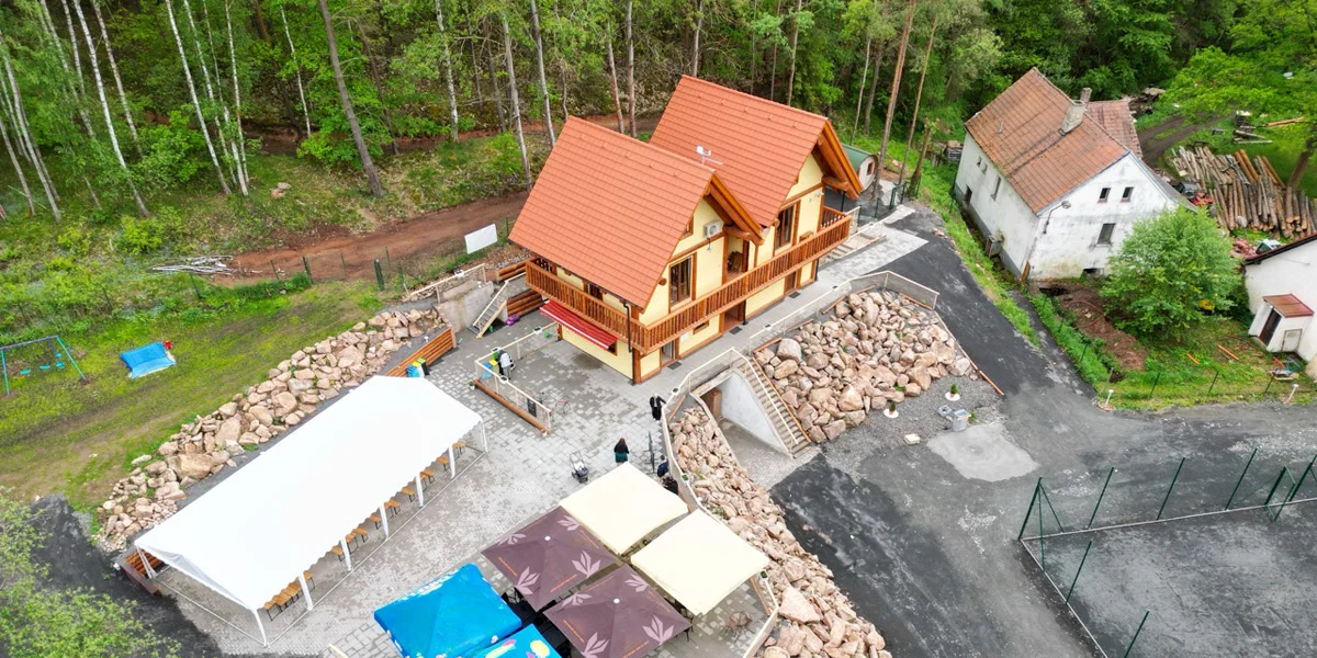 Pobyt v kempové chatce v západních Čechách až pro 4 osoby i se snídaní