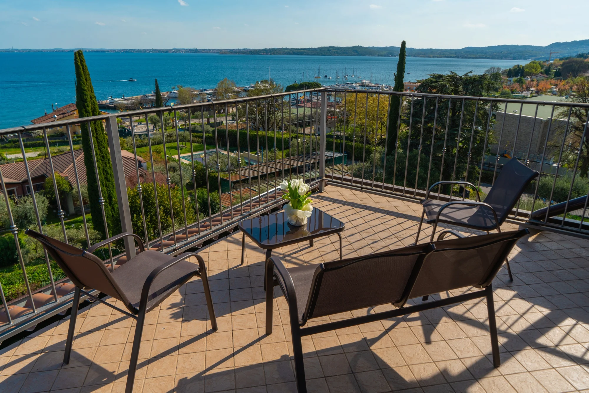 Lago di Garda: 4* hotel s bazénem a panoramatickou terasou hned u jezera, polopenze v ceně