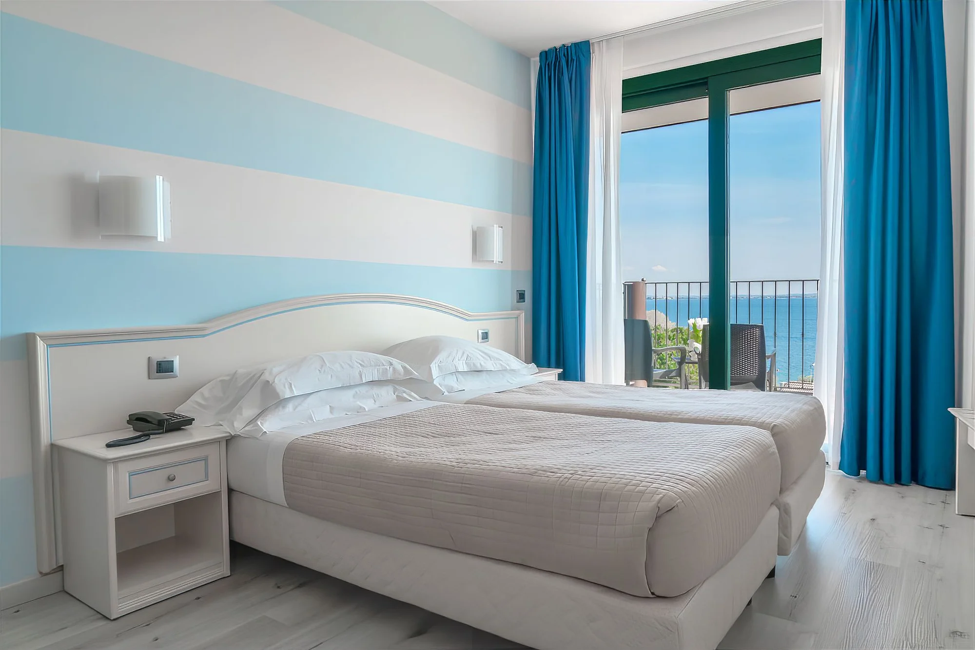 Lago di Garda: 4* hotel s bazénem a panoramatickou terasou hned u jezera, polopenze v ceně