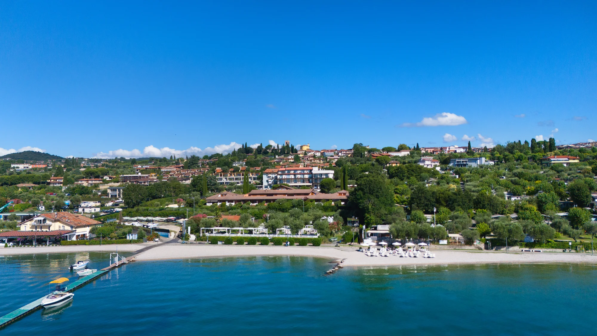 Lago di Garda: 4* hotel s bazénem a panoramatickou terasou hned u jezera, polopenze v ceně