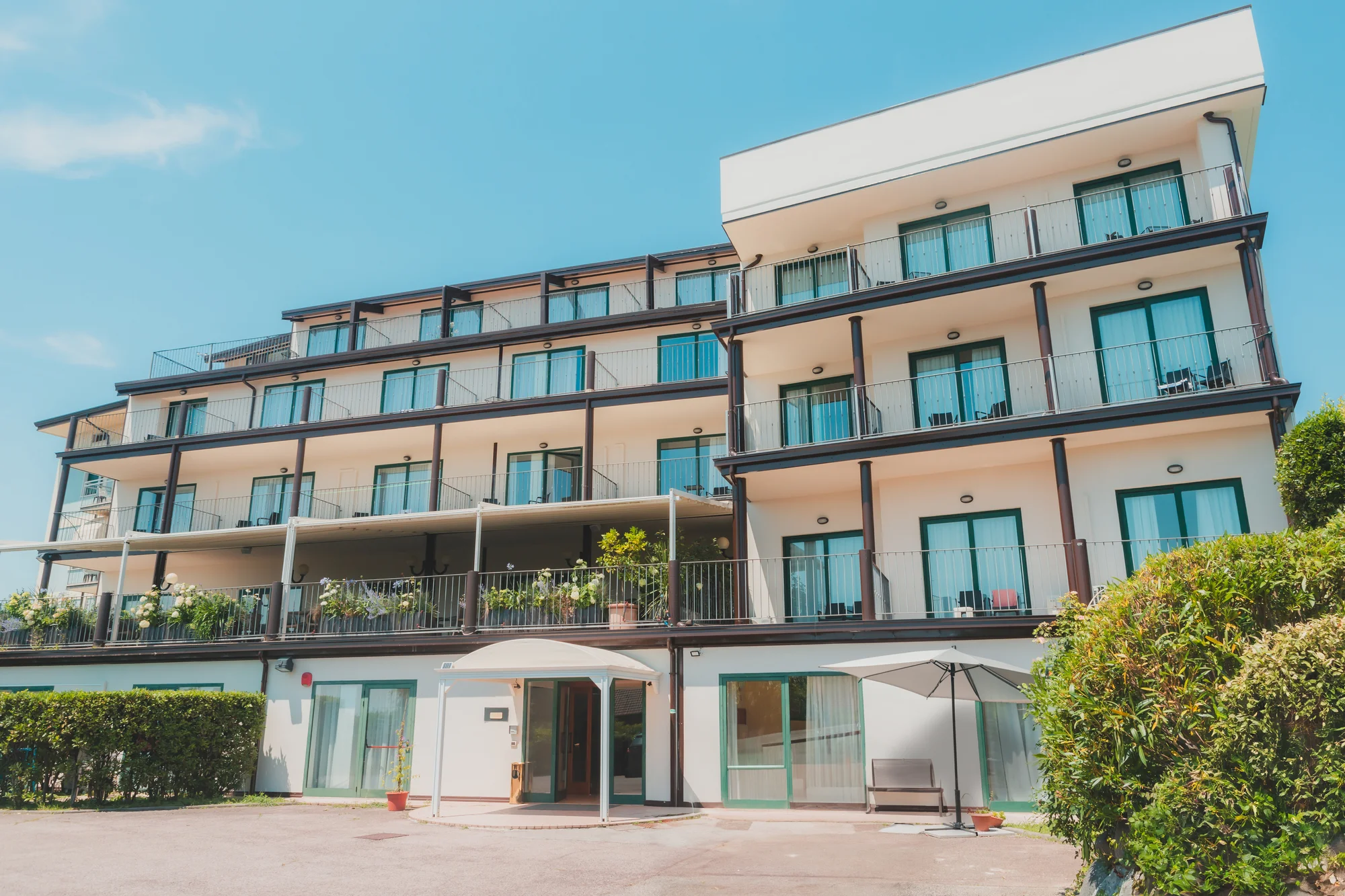 Lago di Garda: 4* hotel s bazénem a panoramatickou terasou hned u jezera, polopenze v ceně