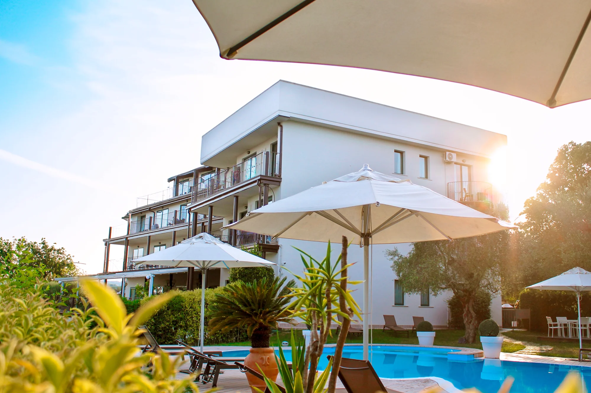 Lago di Garda: 4* hotel s bazénem a panoramatickou terasou hned u jezera, polopenze v ceně