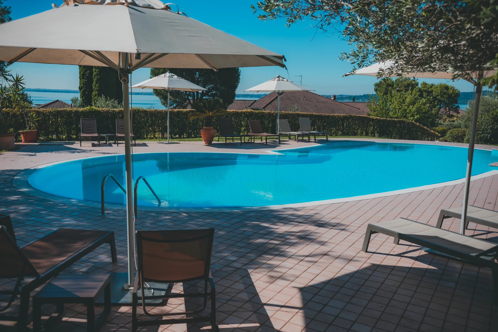 Lago di Garda: 4* hotel s bazénem a panoramatickou terasou hned u jezera, polopenze v ceně