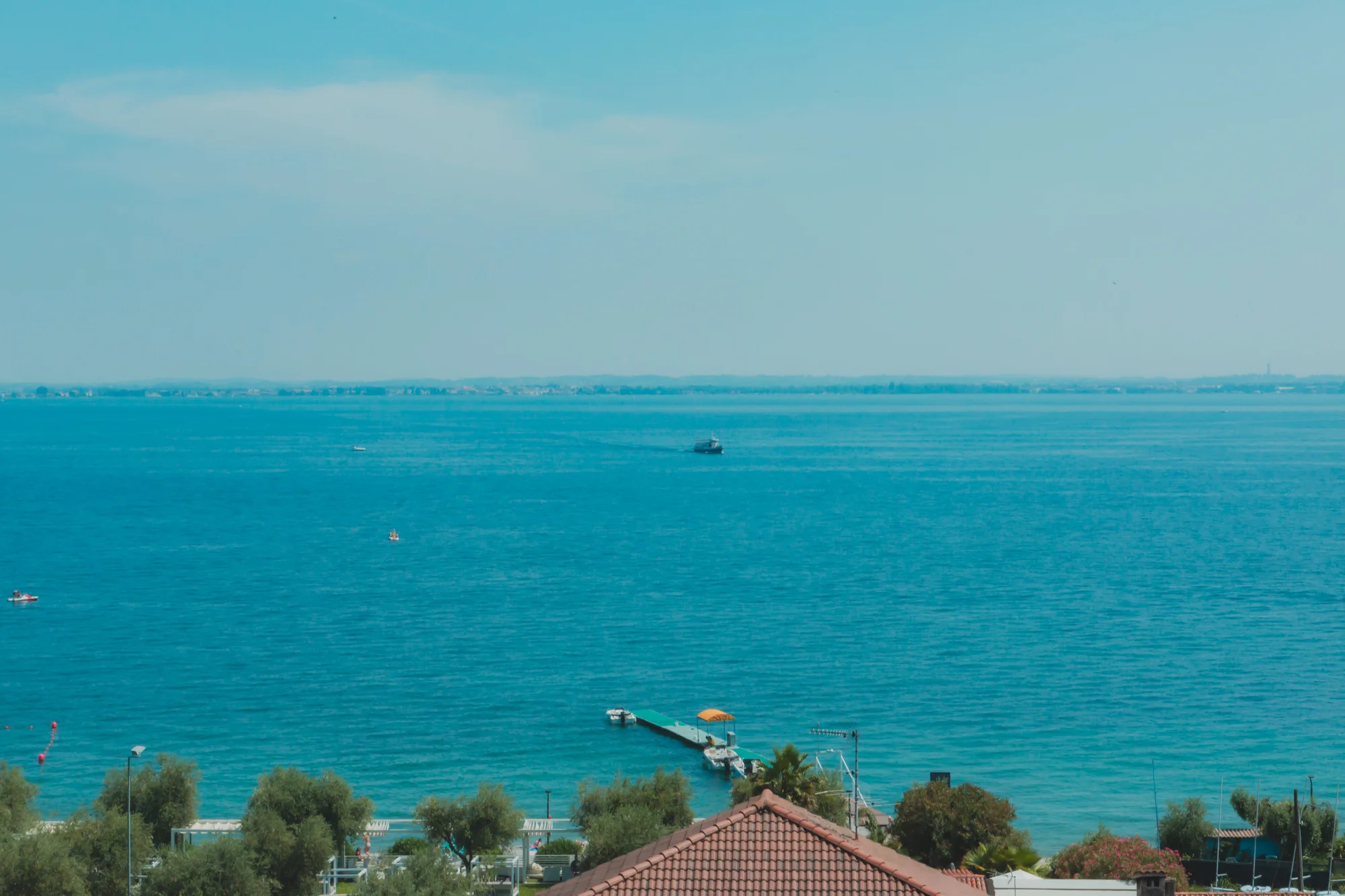 Lago di Garda: 4* hotel s bazénem a panoramatickou terasou hned u jezera, polopenze v ceně