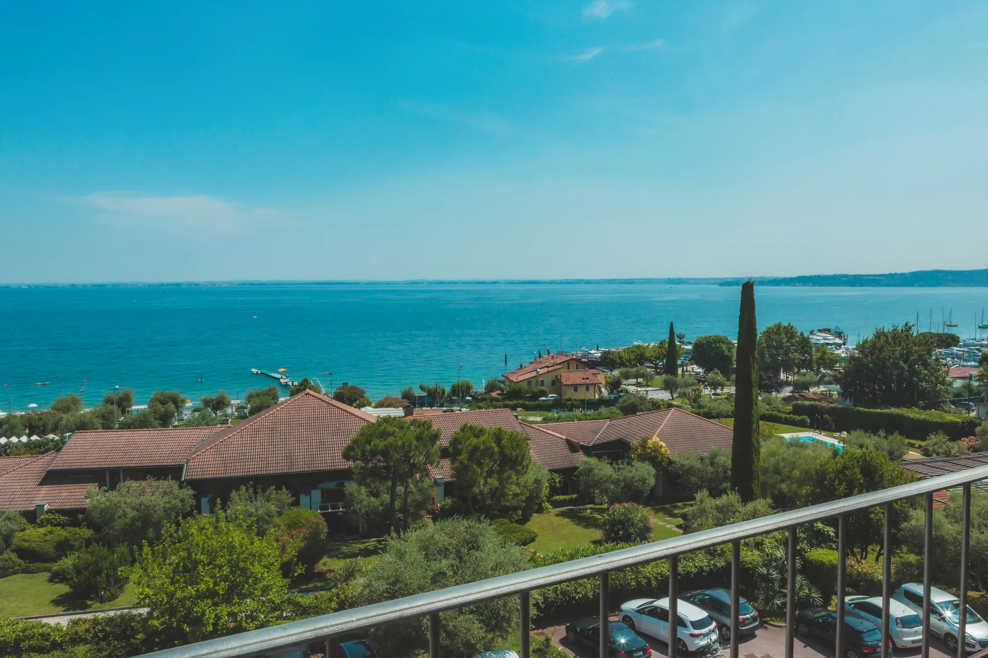 Lago di Garda: 4* hotel s bazénem a panoramatickou terasou hned u jezera, polopenze v ceně