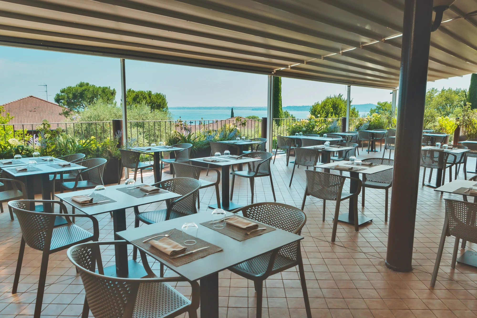 Lago di Garda: 4* hotel s bazénem a panoramatickou terasou hned u jezera, polopenze v ceně