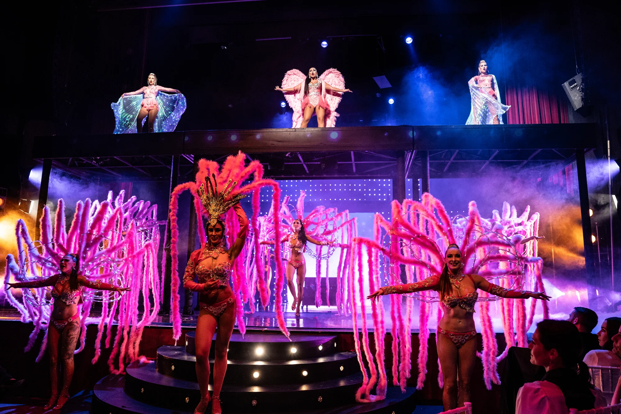 Večer plný umění, zábavy a elegance: vstupenka na Czech Cabaret Show v divadle Hybernia