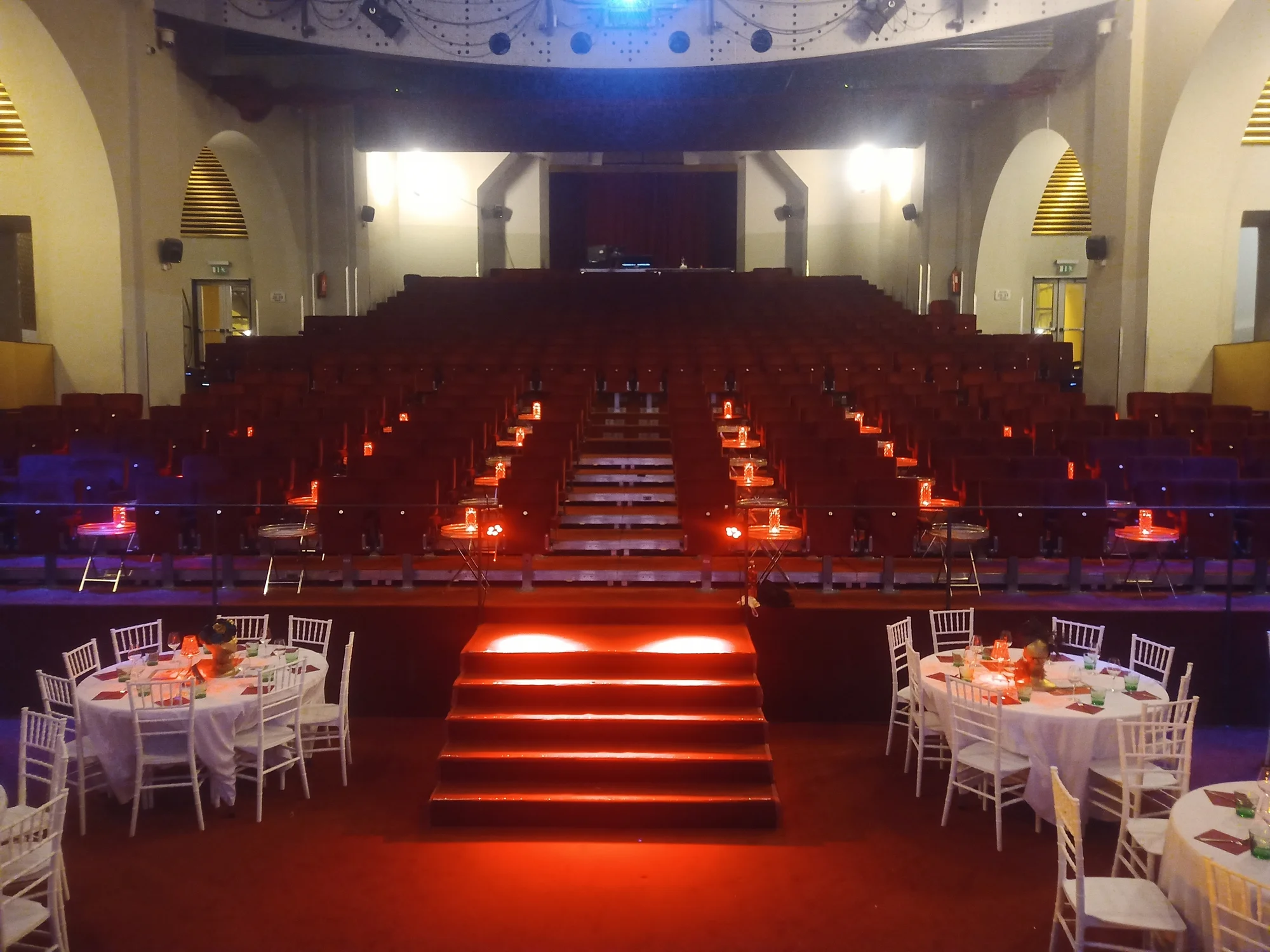 Večer plný umění, zábavy a elegance: vstupenka na Czech Cabaret Show v divadle Hybernia