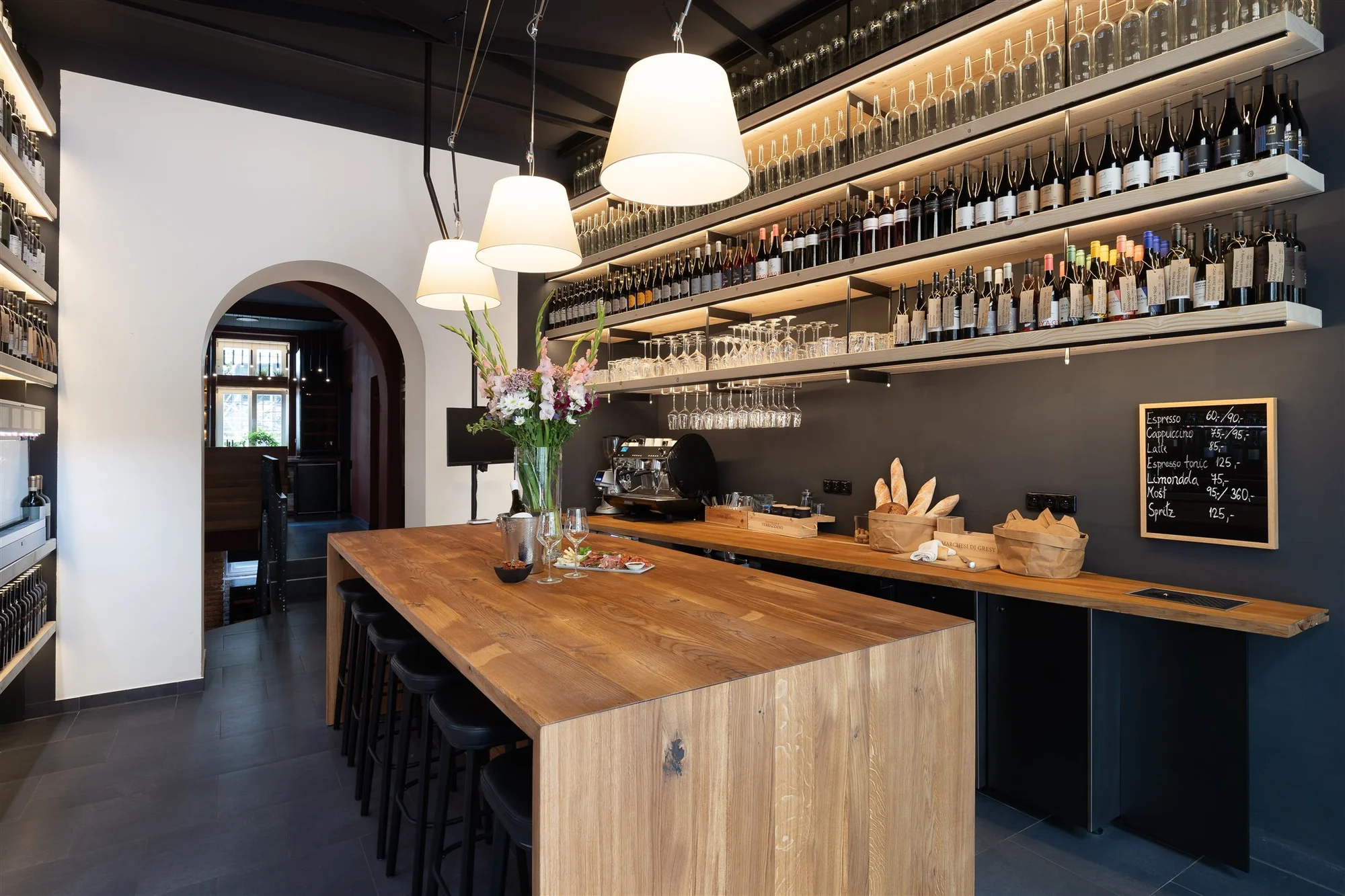 Tapas i degustace vín nebo nabitá karta do winebaru na Vinohradech pro 2 osoby
