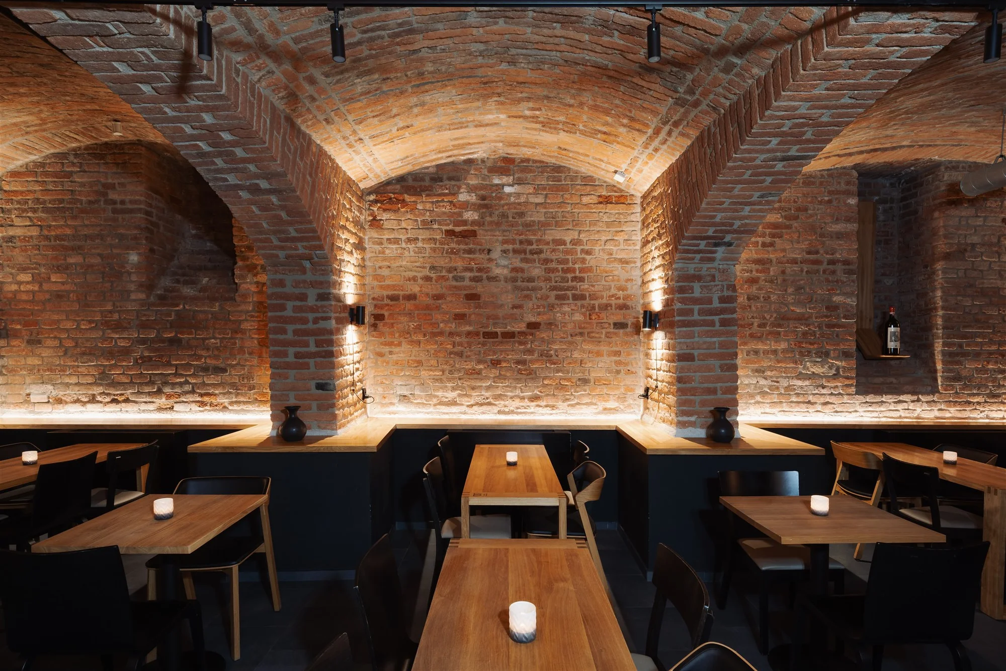 Tapas i degustace vín nebo nabitá karta do winebaru na Vinohradech pro 2 osoby