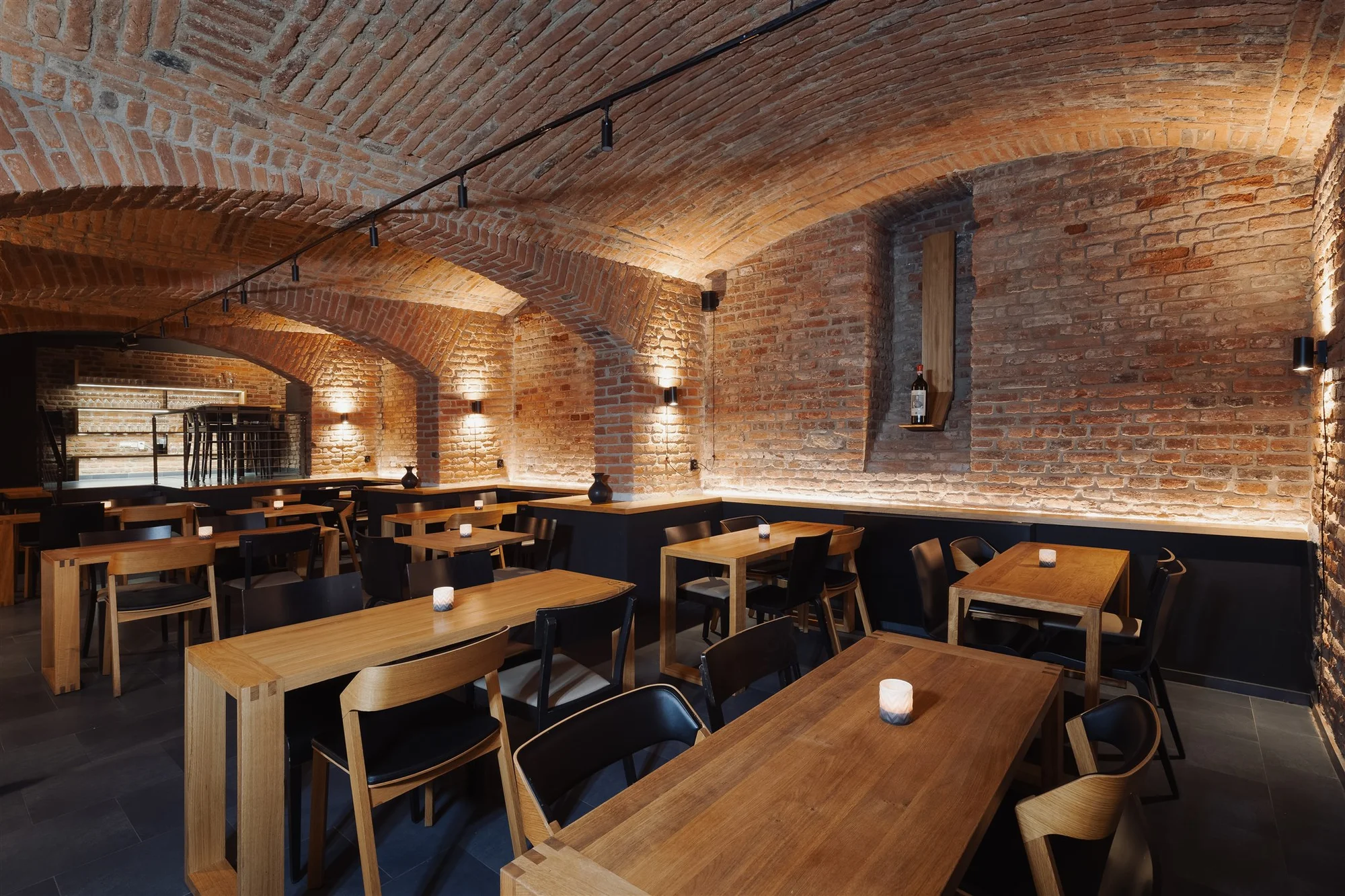 Tapas i degustace vín nebo nabitá karta do winebaru na Vinohradech pro 2 osoby