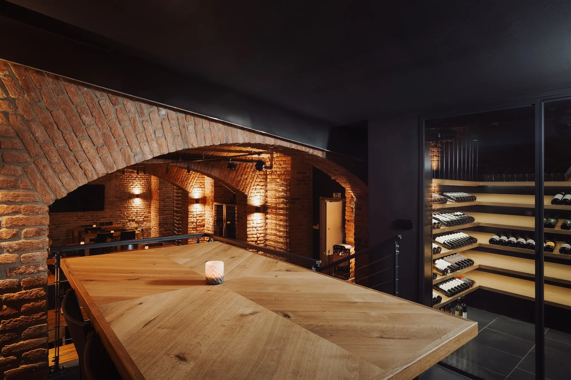 Tapas i degustace vín nebo nabitá karta do winebaru na Vinohradech pro 2 osoby