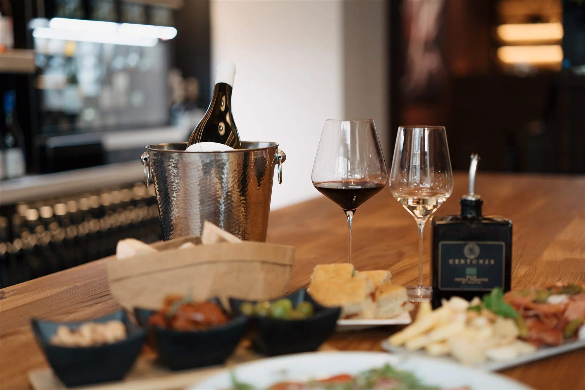 Tapas i degustace vín nebo nabitá karta do winebaru na Vinohradech pro 2 osoby