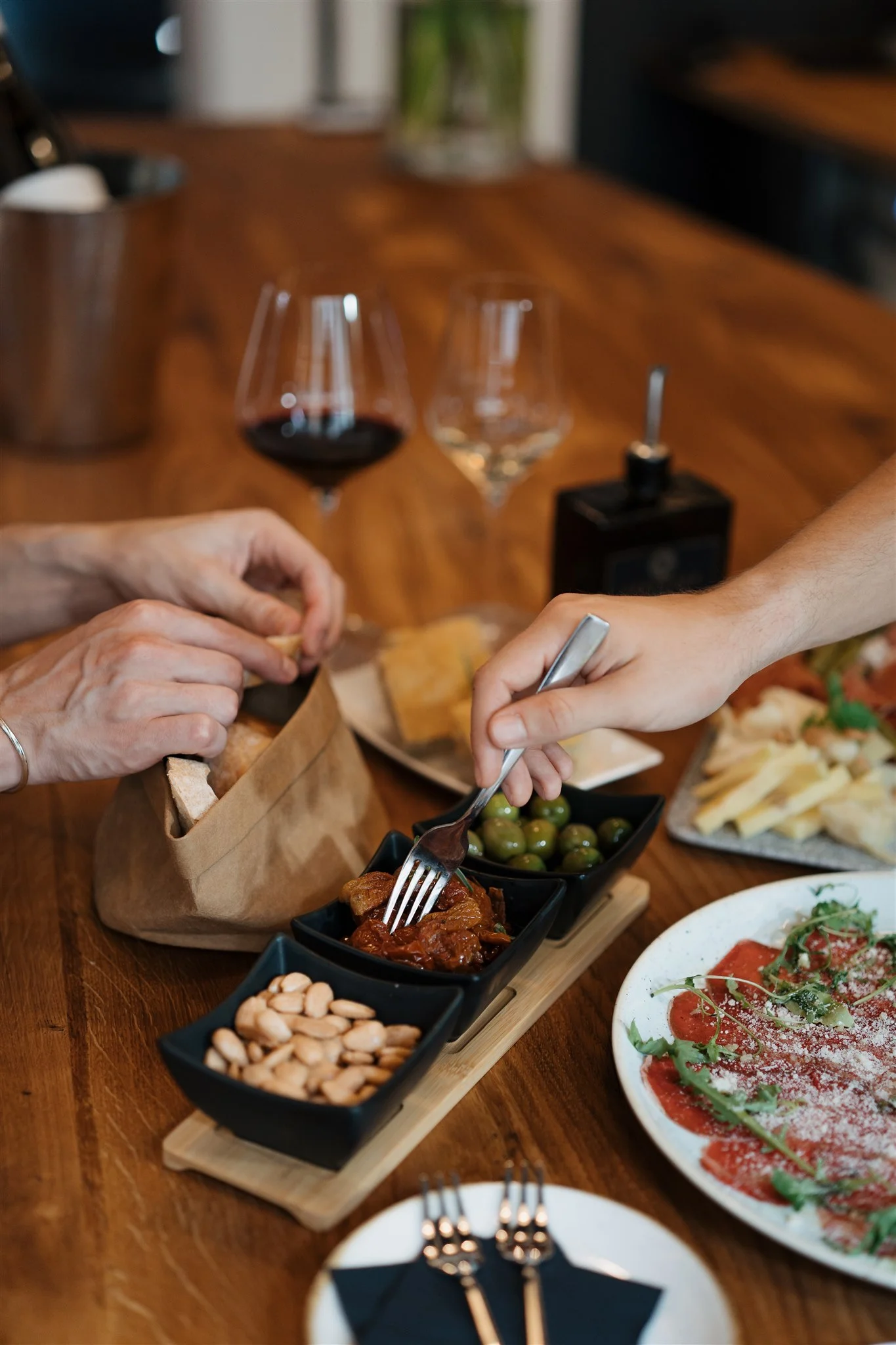 Tapas i degustace vín nebo nabitá karta do winebaru na Vinohradech pro 2 osoby