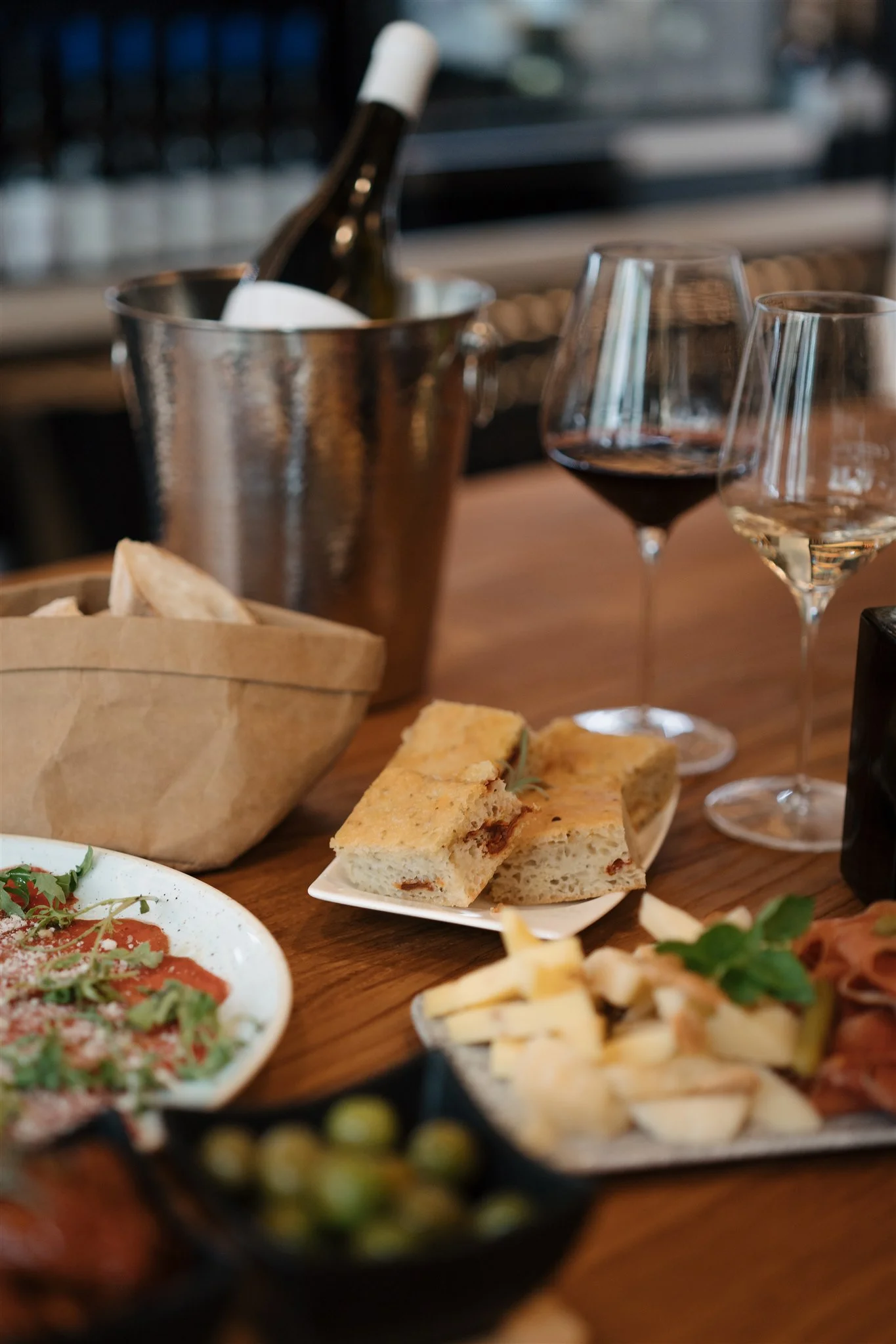 Tapas i degustace vín nebo nabitá karta do winebaru na Vinohradech pro 2 osoby