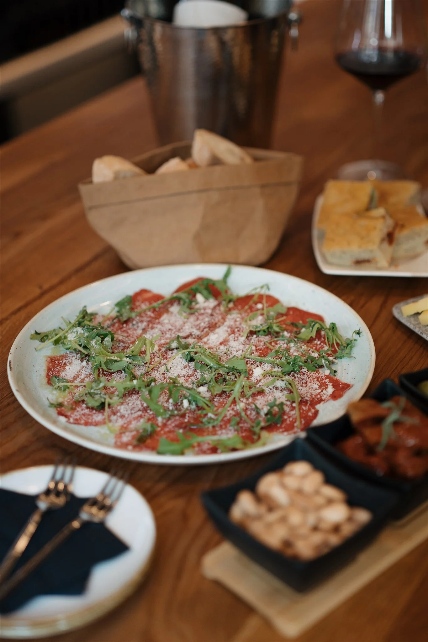 Tapas i degustace vín nebo nabitá karta do winebaru na Vinohradech pro 2 osoby