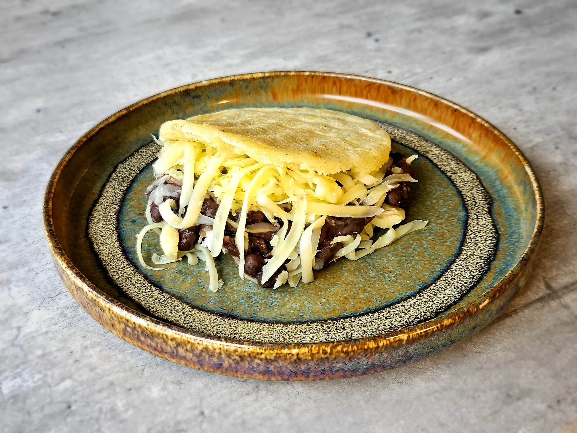 Venezuelské menu pro 1-2 osoby: plněné placky, masové kapsy, mozzarellové tyčinky i limonáda
