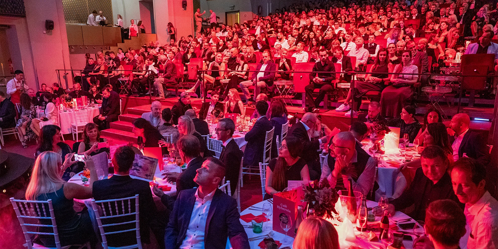 Večer plný umění, zábavy a elegance: vstupenka na Czech Cabaret Show v divadle Hybernia