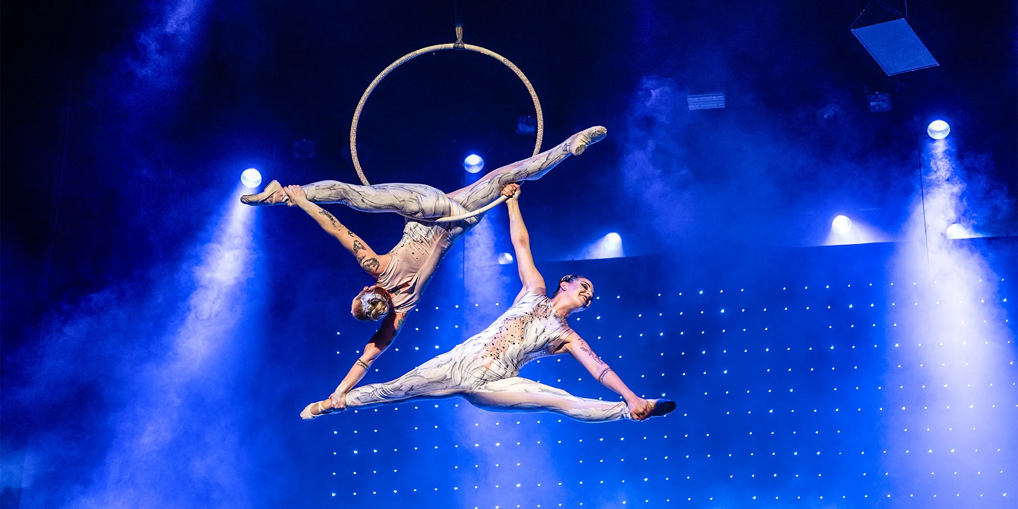 Večer plný umění, zábavy a elegance: vstupenka na Czech Cabaret Show v divadle Hybernia