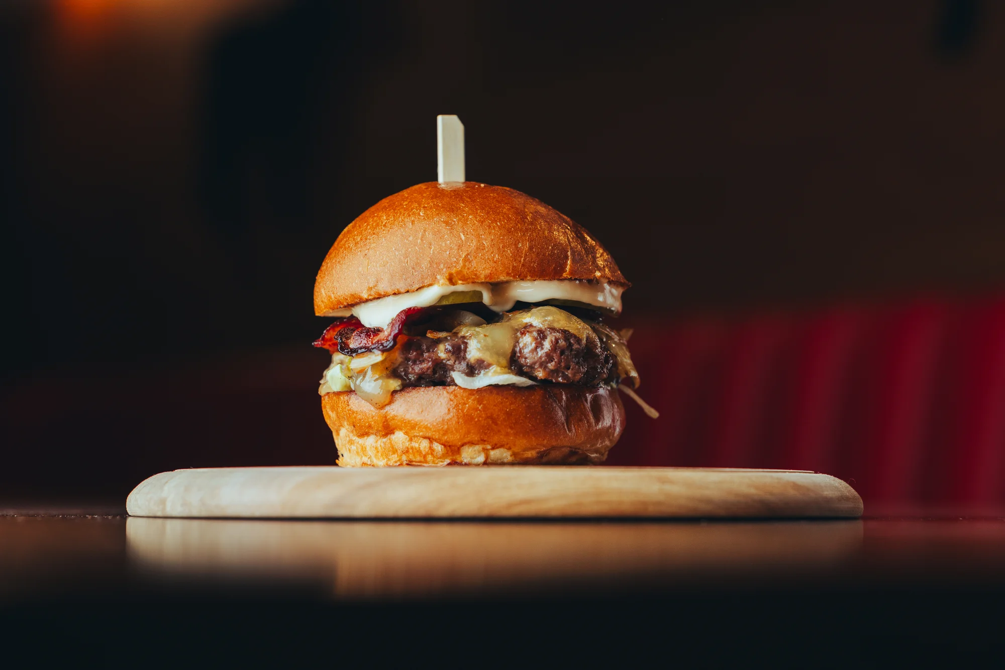 Burger výběrem z 6 druhů i s masem wagyu, hranolky, dip a pivo pro 1 nebo 2 osoby