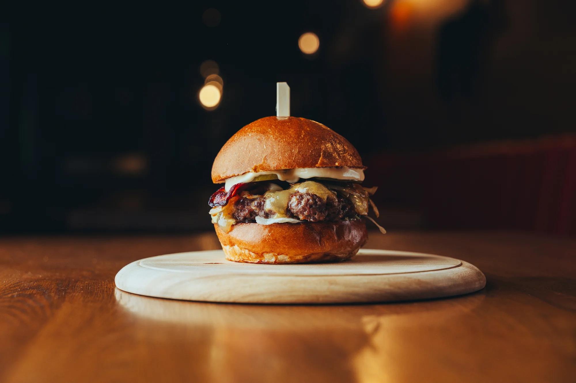 Burger výběrem z 6 druhů i s masem wagyu, hranolky, dip a pivo pro 1 nebo 2 osoby