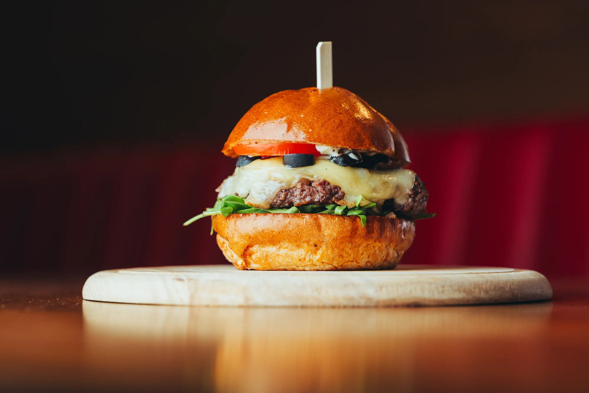Burger výběrem z 6 druhů i s masem wagyu, hranolky, dip a pivo pro 1 nebo 2 osoby