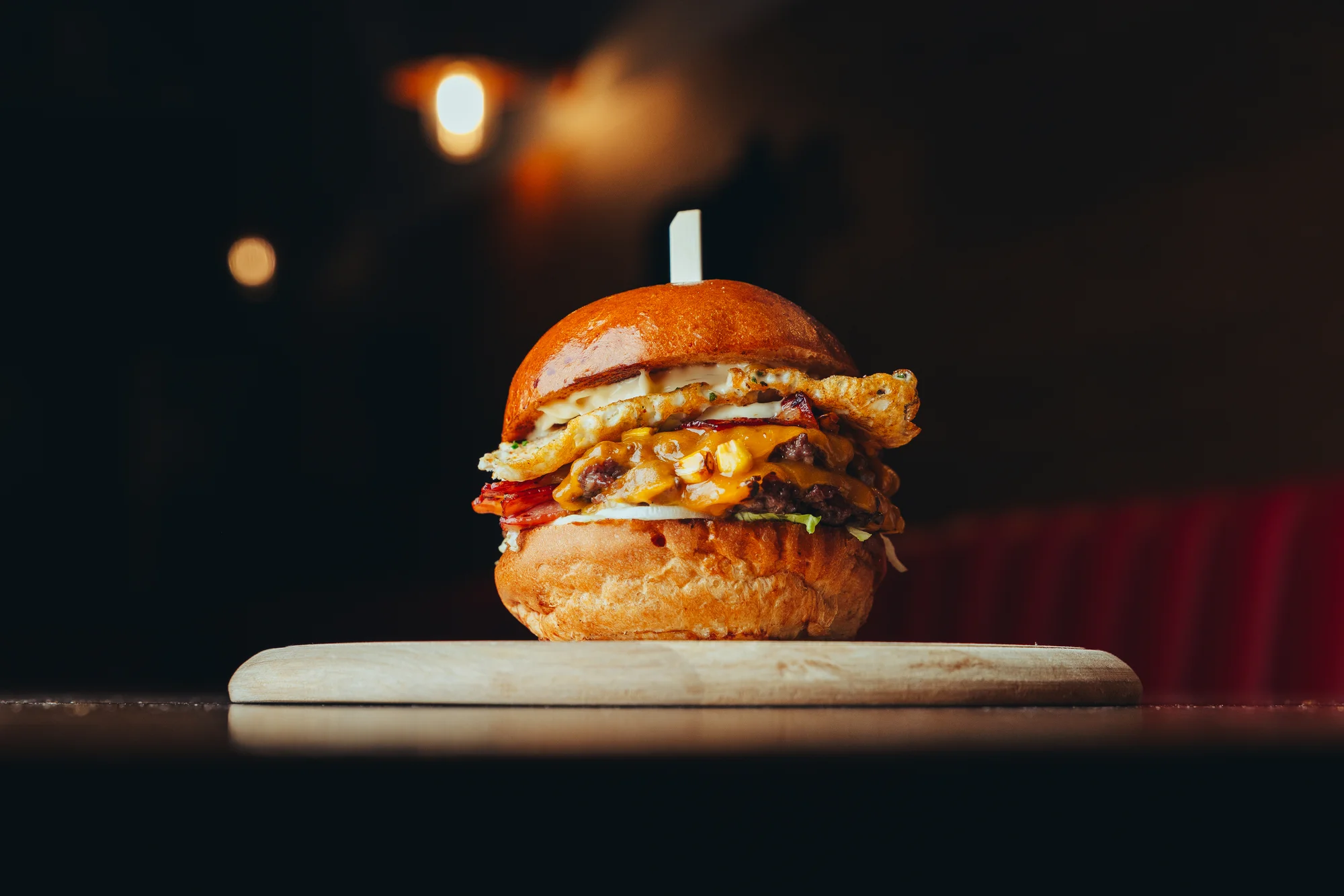 Burger výběrem z 6 druhů i s masem wagyu, hranolky, dip a pivo pro 1 nebo 2 osoby