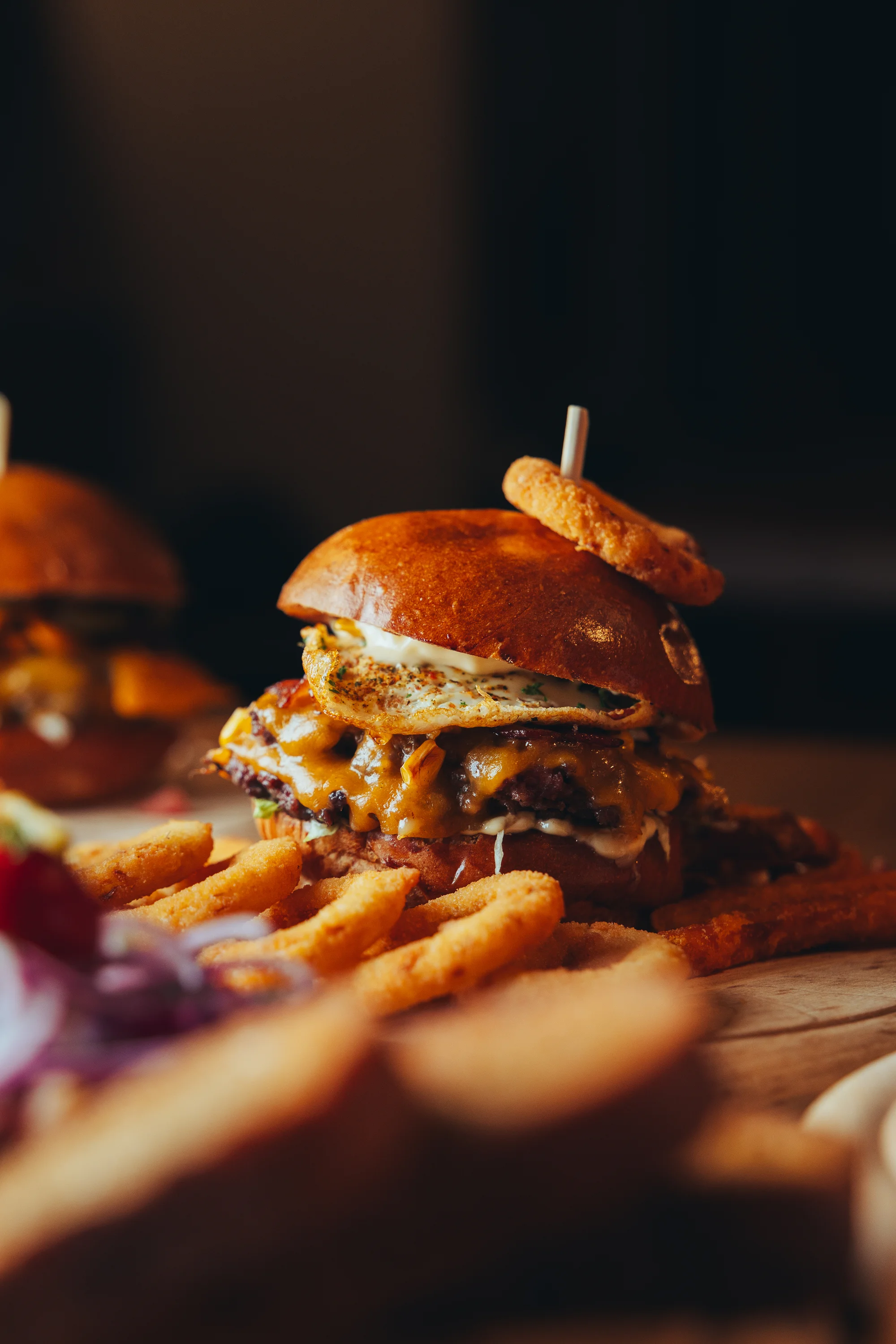 Burger výběrem z 6 druhů i s masem wagyu, hranolky, dip a pivo pro 1 nebo 2 osoby